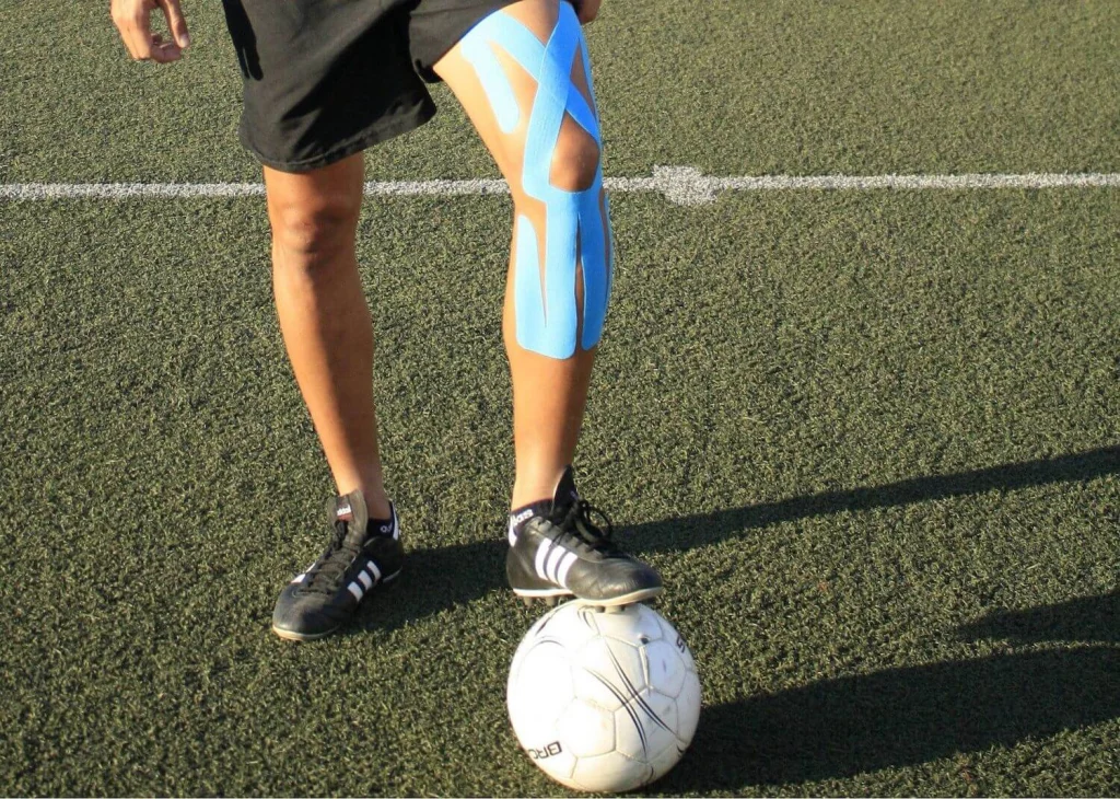 Что такое кинезиотейпирование и как его применять в футболе - главная фотография